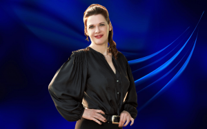 Susanne Schwab vor blauem Hintergrund im Seitenprofil
